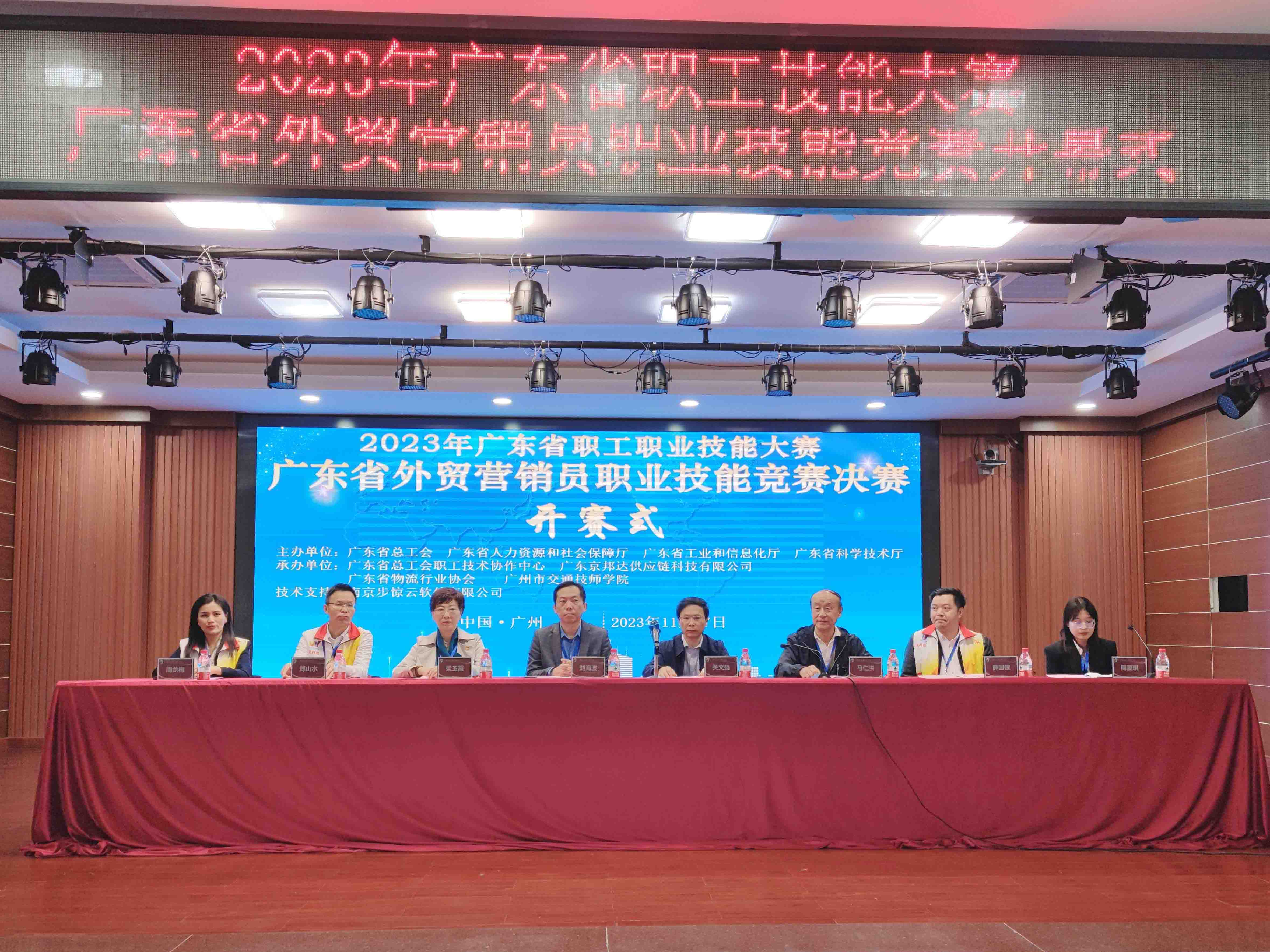 1會(huì)場(chǎng).jpg 1會(huì)場(chǎng).jpg